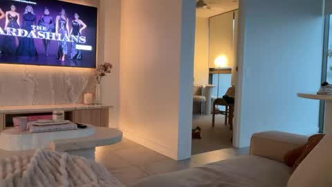 Olivia Brookes online show from 11/09/25, 07:50