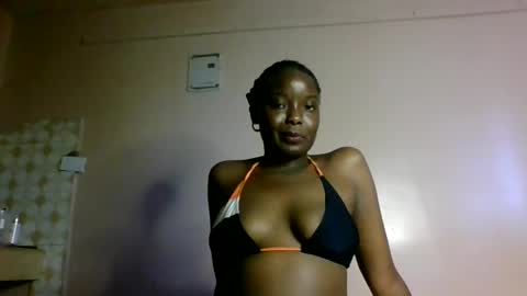 oliviah_1 online show from 10/13/25, 10:26