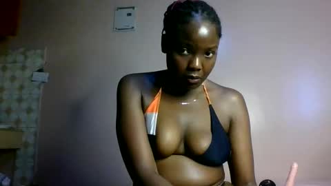 oliviah_1 online show from 10/17/25, 08:06