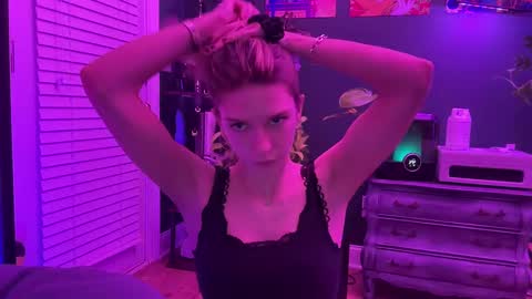 Snapshot of oliviahansleyy chatting on 02/14/25, 04:37 Olivia online show from 02/14/25, 04:37