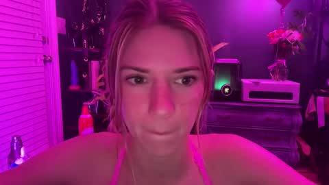Snapshot of oliviahansleyy chatting on 02/15/25, 01:42 Olivia online show from 02/15/25, 01:42