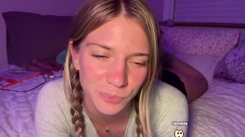 Snapshot of oliviahansleyy chatting on 09/30/25, 03:33 Olivia online show from 09/30/25, 03:33
