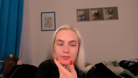Snapshot of oliviahappy chatting on 06/16/26, 09:39 oliviaBeauty online show from 06/16/26, 09:39