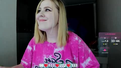 Snapshot of oliviamunk chatting on 05/15/26, 06:31 . online show from 05/15/26, 06:31