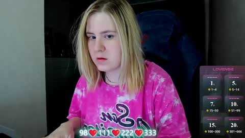 Snapshot of oliviamunk chatting on 05/17/26, 04:10 . online show from 05/17/26, 04:10
