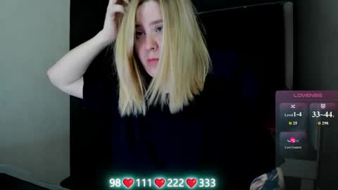 Snapshot of oliviamunk chatting on 05/20/26, 03:45 . online show from 05/20/26, 03:45