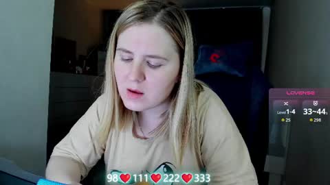Snapshot of oliviamunk chatting on 06/12/26, 04:33 . online show from 06/12/26, 04:33