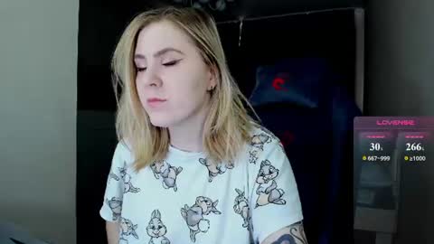 Snapshot of oliviamunk chatting on 06/17/26, 04:48 . online show from 06/17/26, 04:48