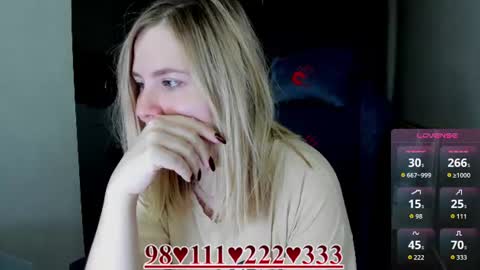 Snapshot of oliviamunk chatting on 06/19/26, 08:07 . online show from 06/19/26, 08:07