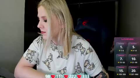 Snapshot of oliviamunk chatting on 06/24/26, 04:33 . online show from 06/24/26, 04:33