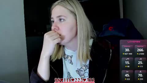 Snapshot of oliviamunk chatting on 06/25/26, 06:29 . online show from 06/25/26, 06:29
