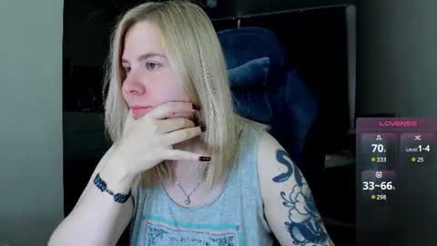 Snapshot of oliviamunk chatting on 07/14/26, 03:44 . online show from 07/14/26, 03:44