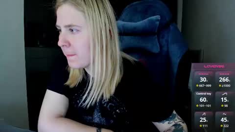 Snapshot of oliviamunk chatting on 07/17/26, 04:19 . online show from 07/17/26, 04:19
