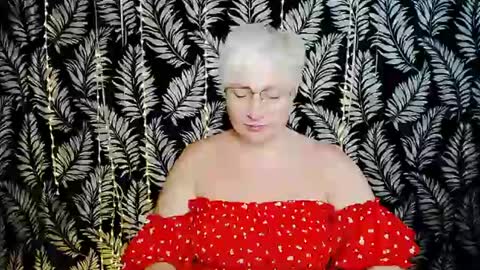 Snapshot of oliviaoskar_ chatting on 06/14/26, 10:17 Kelly online show from 06/14/26, 10:17