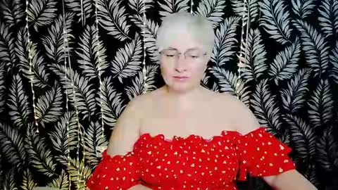 Snapshot of oliviaoskar_ chatting on 08/03/26, 10:32 Kelly online show from 08/03/26, 10:32