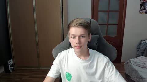 Snapshot of olvr_zoolander chatting on 10/17/25, 08:44 Oliver and Mira online show from 10/17/25, 08:44