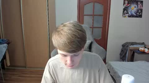 Snapshot of olvr_zoolander chatting on 12/01/25, 09:42 Oliver and Mira online show from 12/01/25, 09:42