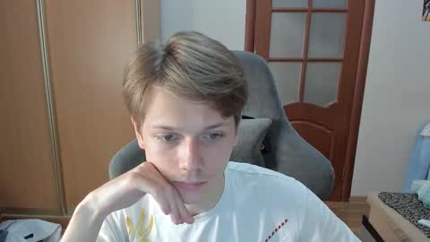 Snapshot of olvr_zoolander chatting on 12/17/25, 09:43 Oliver and Mira online show from 12/17/25, 09:43