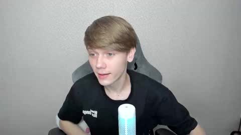 Snapshot of olvr_zoolander chatting on 02/26/26, 01:21 Oliver and Mira online show from 02/26/26, 01:21