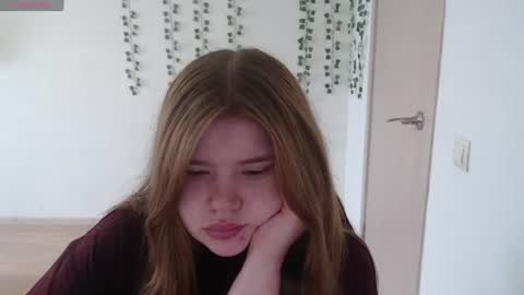 Snapshot of omellyoo chatting on 08/03/26, 06:34 MellY online show from 08/03/26, 06:34