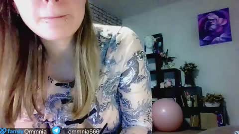 Snapshot of ommnia chatting on 03/09/25, 07:37 Emma Talk only with followers online show from 03/09/25, 07:37