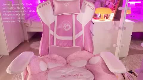 Snapshot of onecuteangel chatting on 12/19/25, 05:20 Ana online show from 12/19/25, 05:20