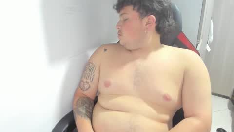 Snapshot of onewhiteboichub chatting on 02/24/25, 05:31 Andres INDEPENDENT MODEL online show from 02/24/25, 05:31