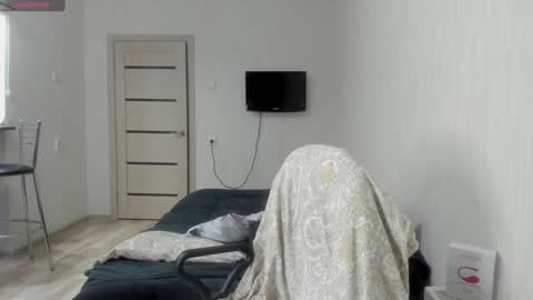 Snapshot of oops_britney chatting on 01/05/25, 06:13 Britney online show from 01/05/25, 06:13