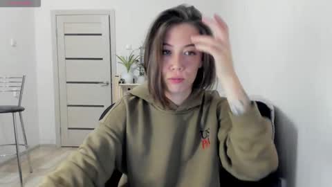 Snapshot of oops_britney chatting on 09/11/25, 06:19 Britney online show from 09/11/25, 06:19