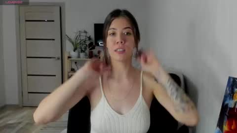 Snapshot of oops_britney chatting on 10/01/25, 04:35 Britney online show from 10/01/25, 04:35