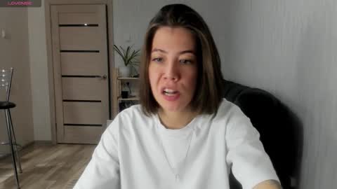 Snapshot of oops_britney chatting on 10/17/25, 08:33 Britney online show from 10/17/25, 08:33