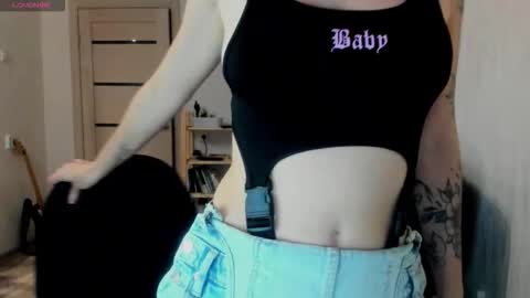 Snapshot of oops_britney chatting on 11/18/25, 05:17 Britney online show from 11/18/25, 05:17