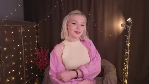 Snapshot of oopsiebegentle chatting on 02/19/26, 04:58 Annie online show from 02/19/26, 04:58