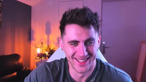 Snapshot of oscar_miller_ chatting on 10/03/25, 09:23 Oscar online show from 10/03/25, 09:23