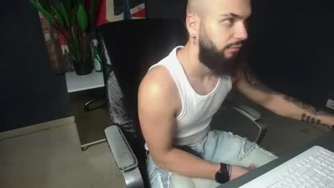 Snapshot of oscarwills chatting on 06/15/26, 04:15 OscarWills online show from 06/15/26, 04:15