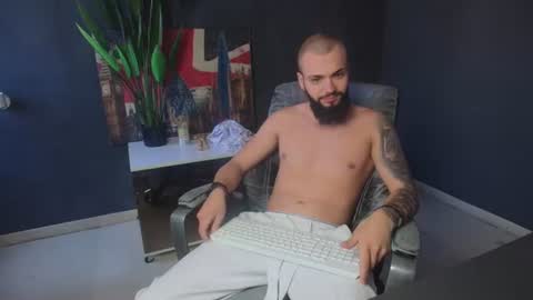 Snapshot of oscarwills chatting on 06/18/26, 09:14 OscarWills online show from 06/18/26, 09:14