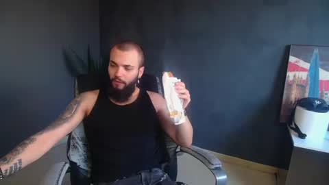 Snapshot of oscarwills chatting on 06/26/26, 04:17 OscarWills online show from 06/26/26, 04:17