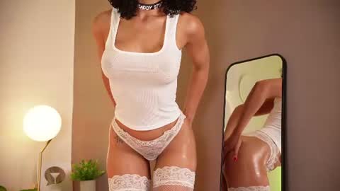 Snapshot of oshun_25 chatting on 06/20/26, 09:50 Oshun online show from 06/20/26, 09:50