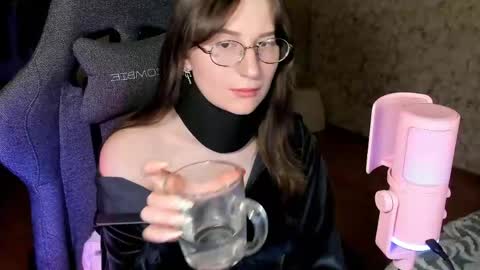 Snapshot of oskar_fucker chatting on 06/02/26, 05:26 Leliana online show from 06/02/26, 05:26