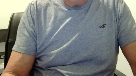 Snapshot of ossibottom chatting on 05/01/26, 02:05 Ossi online show from 05/01/26, 02:05