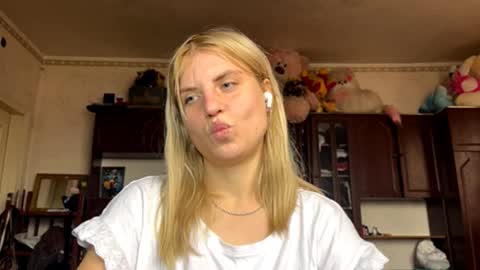 Snapshot of othalook chatting on 10/28/25, 08:51 Alexa online show from 10/28/25, 08:51