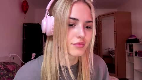 Snapshot of ozellagranville chatting on 03/05/26, 10:44 Eva online show from 03/05/26, 10:44