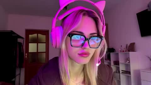 Snapshot of ozellagranville chatting on 05/15/26, 06:20 Eva online show from 05/15/26, 06:20