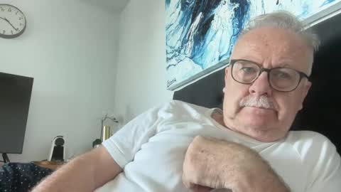 Snapshot of ozhairybearxxxx chatting on 12/19/24, 10:21 ozhairybearxxxx online show from 12/19/24, 10:21