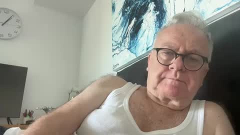 Snapshot of ozhairybearxxxx chatting on 01/06/25, 02:04 ozhairybearxxxx online show from 01/06/25, 02:04