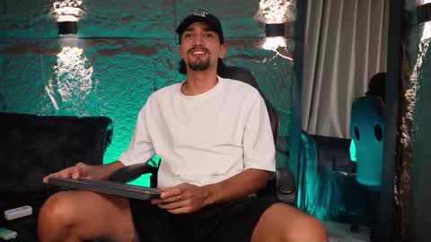 Snapshot of pablo_russoo chatting on 02/17/26, 12:40 pablo online show from 02/17/26, 12:40