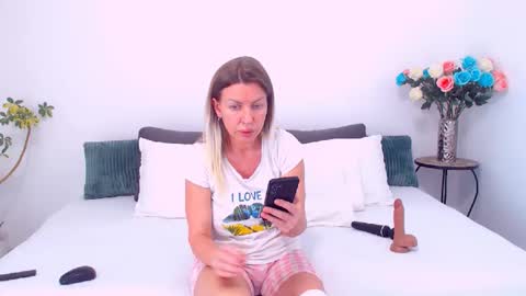 PAMEL ISSY online show from 04/24/26, 07:44