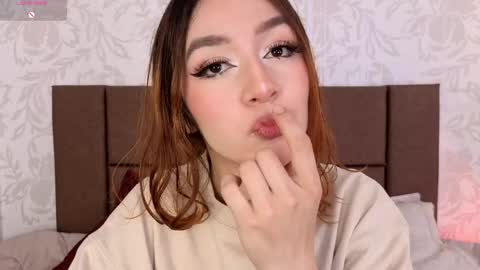 paolagh_ online show from 04/18/26, 03:32