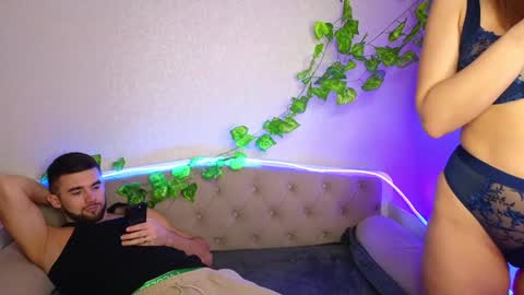 Snapshot of paradisepleasure_ chatting on 01/20/25, 02:43 Allie Alex Thumbs up if you like us online show from 01/20/25, 02:43