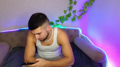 Snapshot of paradisepleasure_ chatting on 01/27/25, 01:26 Allie Alex Thumbs up if you like us online show from 01/27/25, 01:26